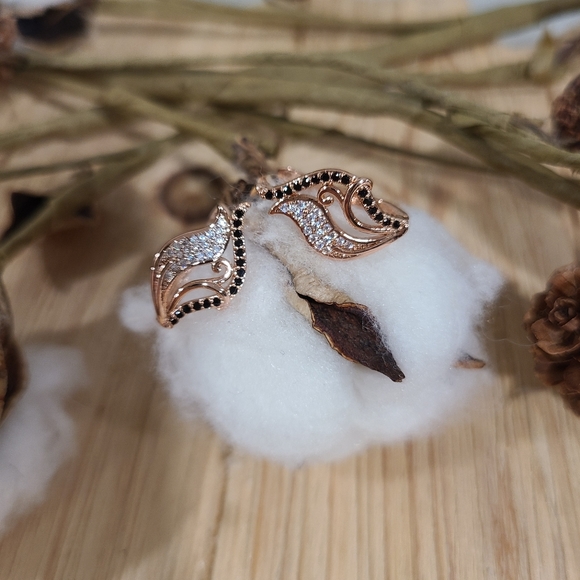 🩷🖤NEW🩷🖤EXQUISITE!! CZ Hollow Flower Lear Earrings in ROSE GOLD Plating - Picture 5 of 15